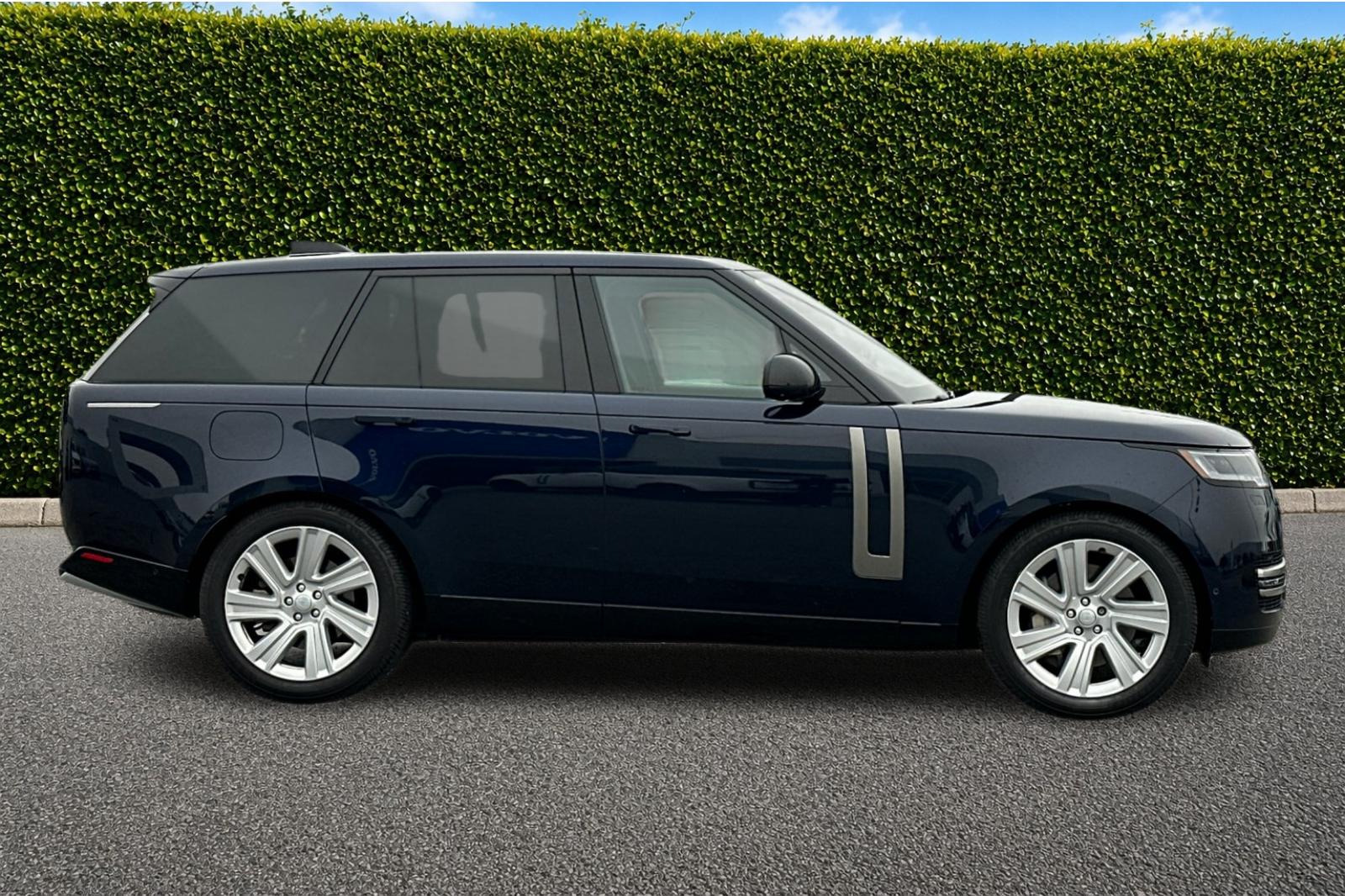 Used 2023 Blue Land Rover SE image 3