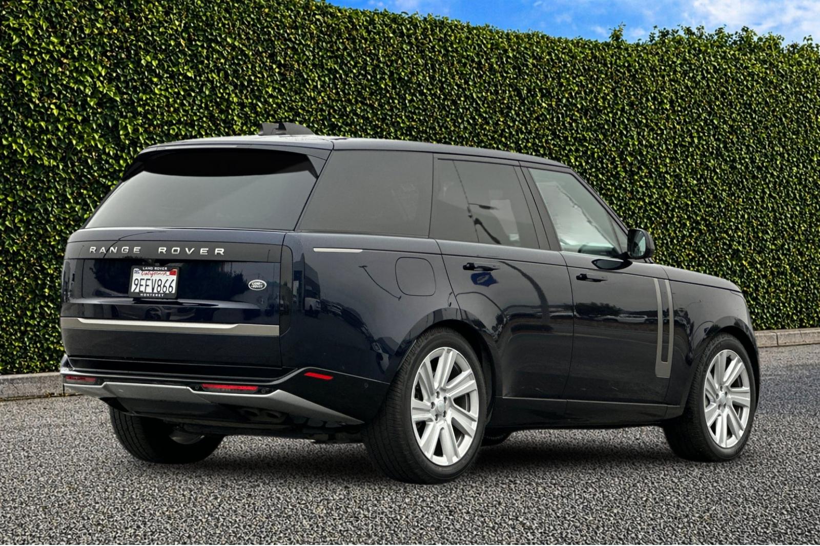 Used 2023 Blue Land Rover SE image 4