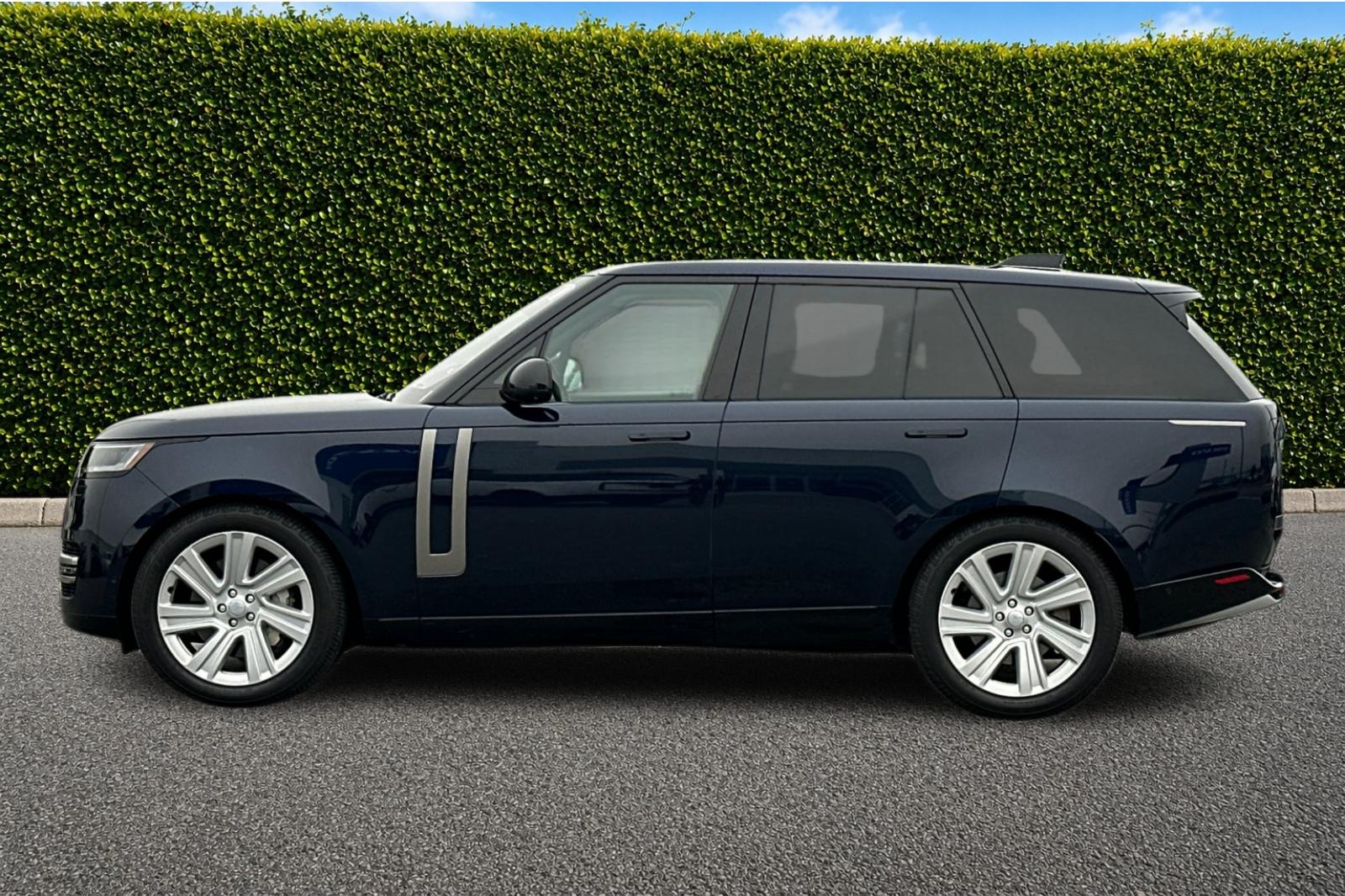 Used 2023 Blue Land Rover SE image 7