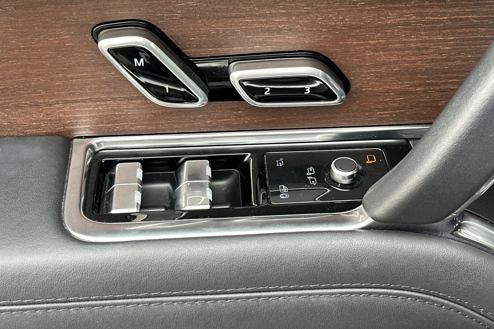 Used 2023 Blue Land Rover SE image 13