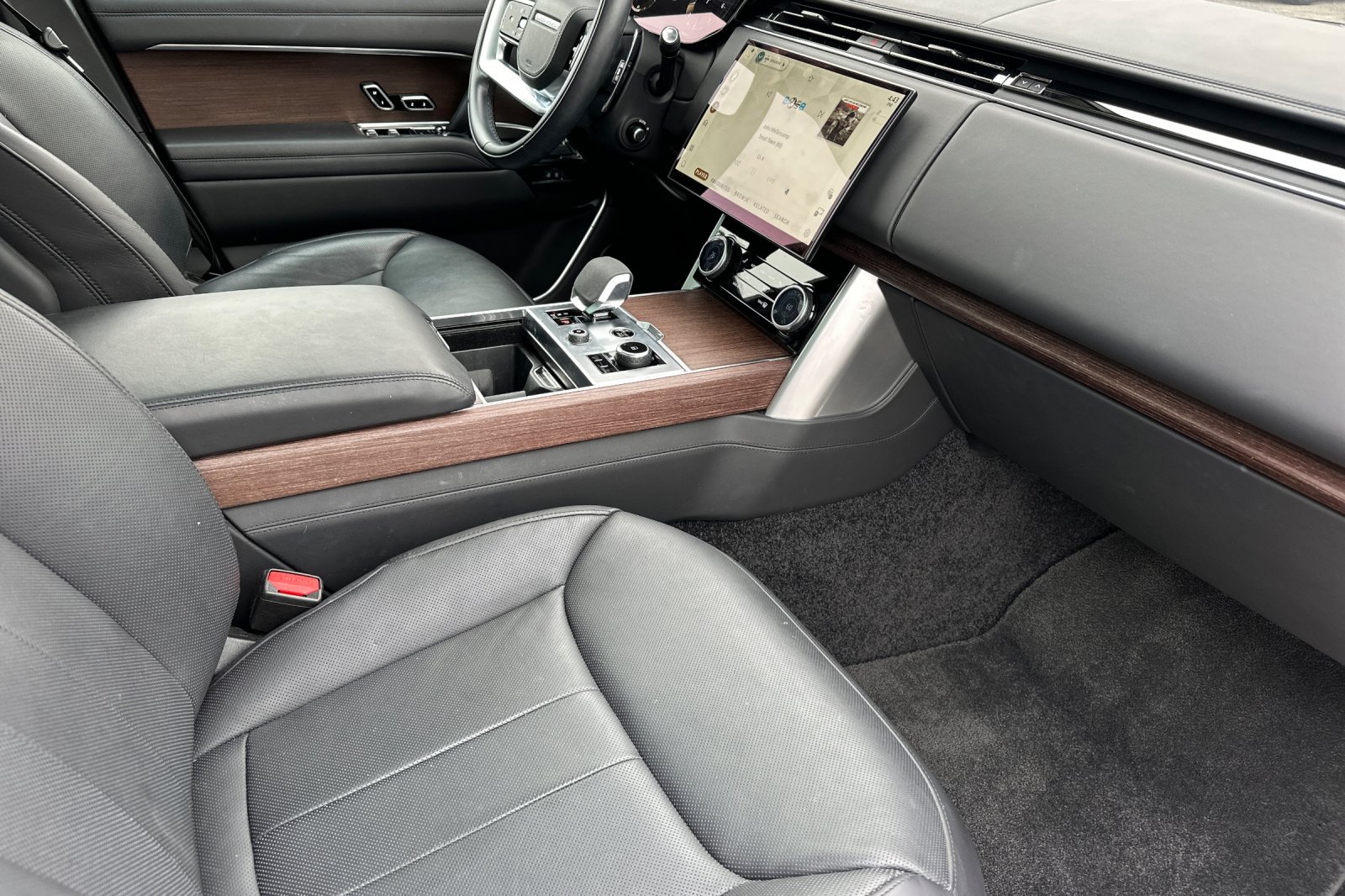 Used 2023 Blue Land Rover SE image 19