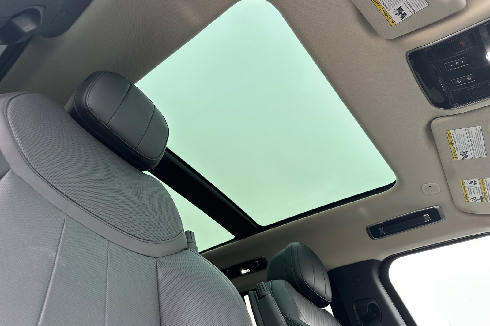 Used 2023 Blue Land Rover SE image 20