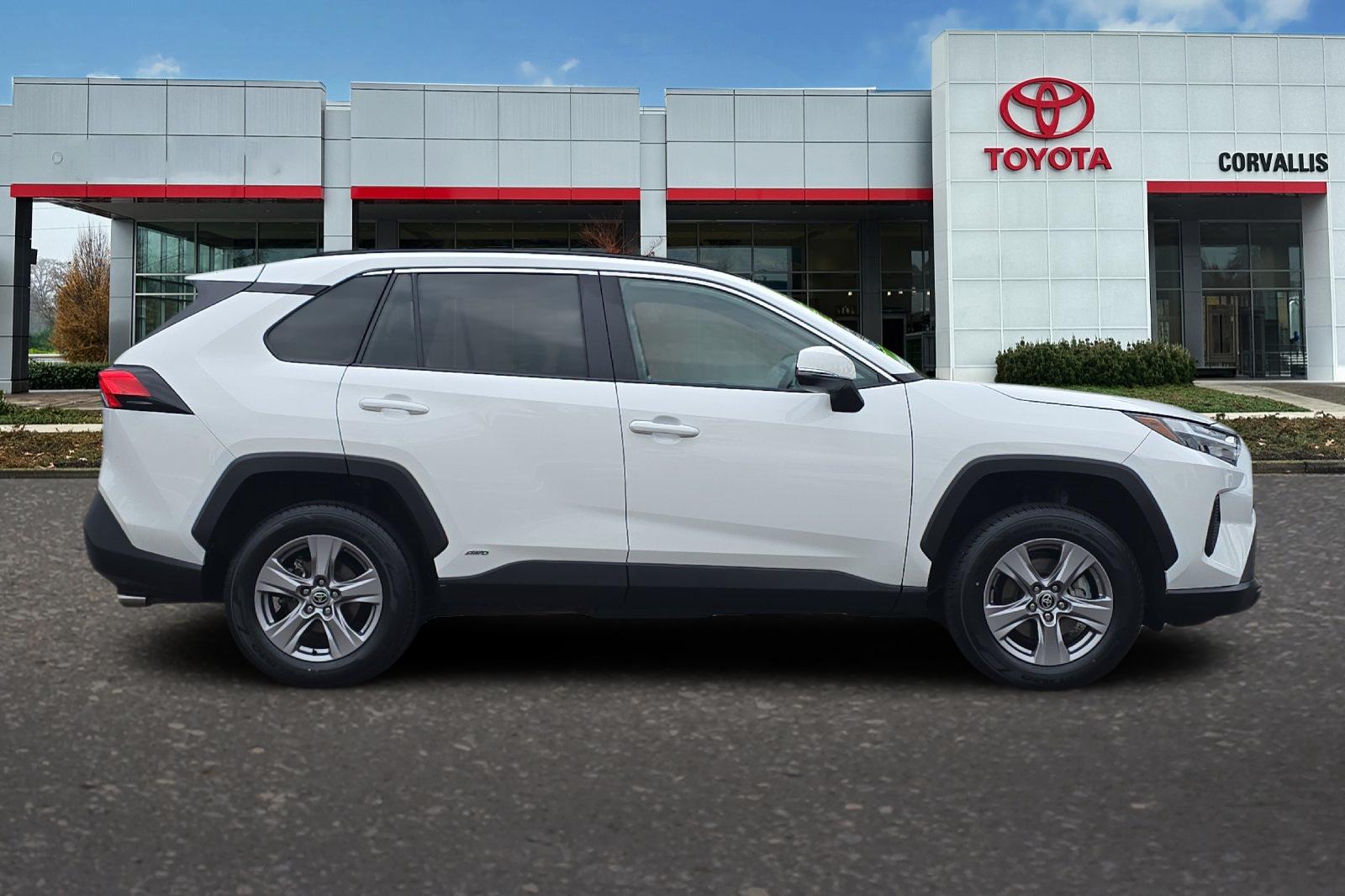 Used 2025 White Toyota XLE image 3