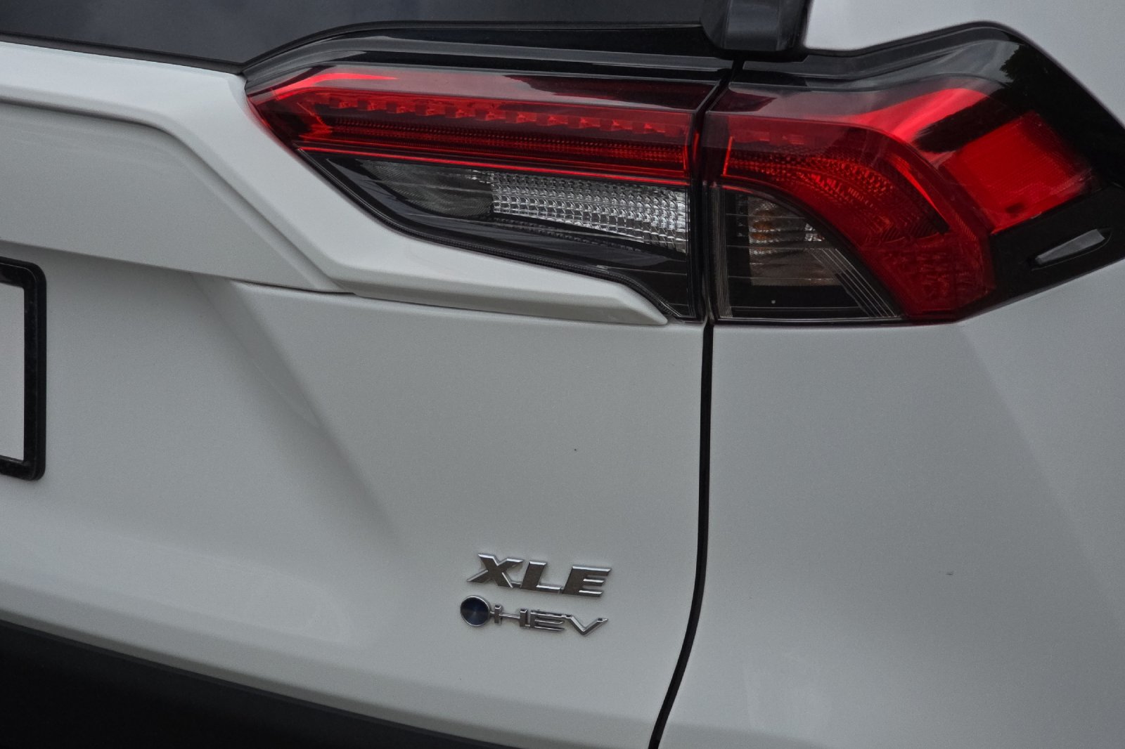 Used 2025 White Toyota XLE image 27