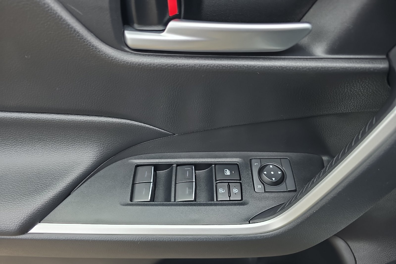 Used 2025 White Toyota XLE image 11