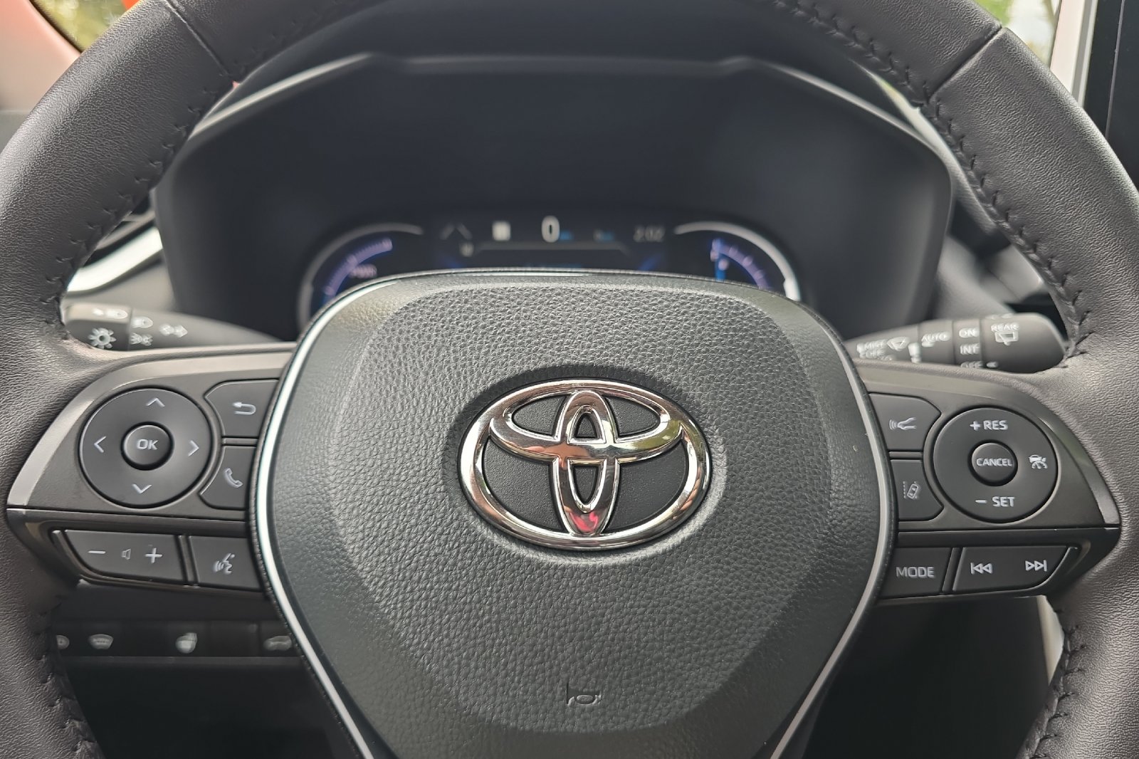 Used 2025 White Toyota XLE image 23