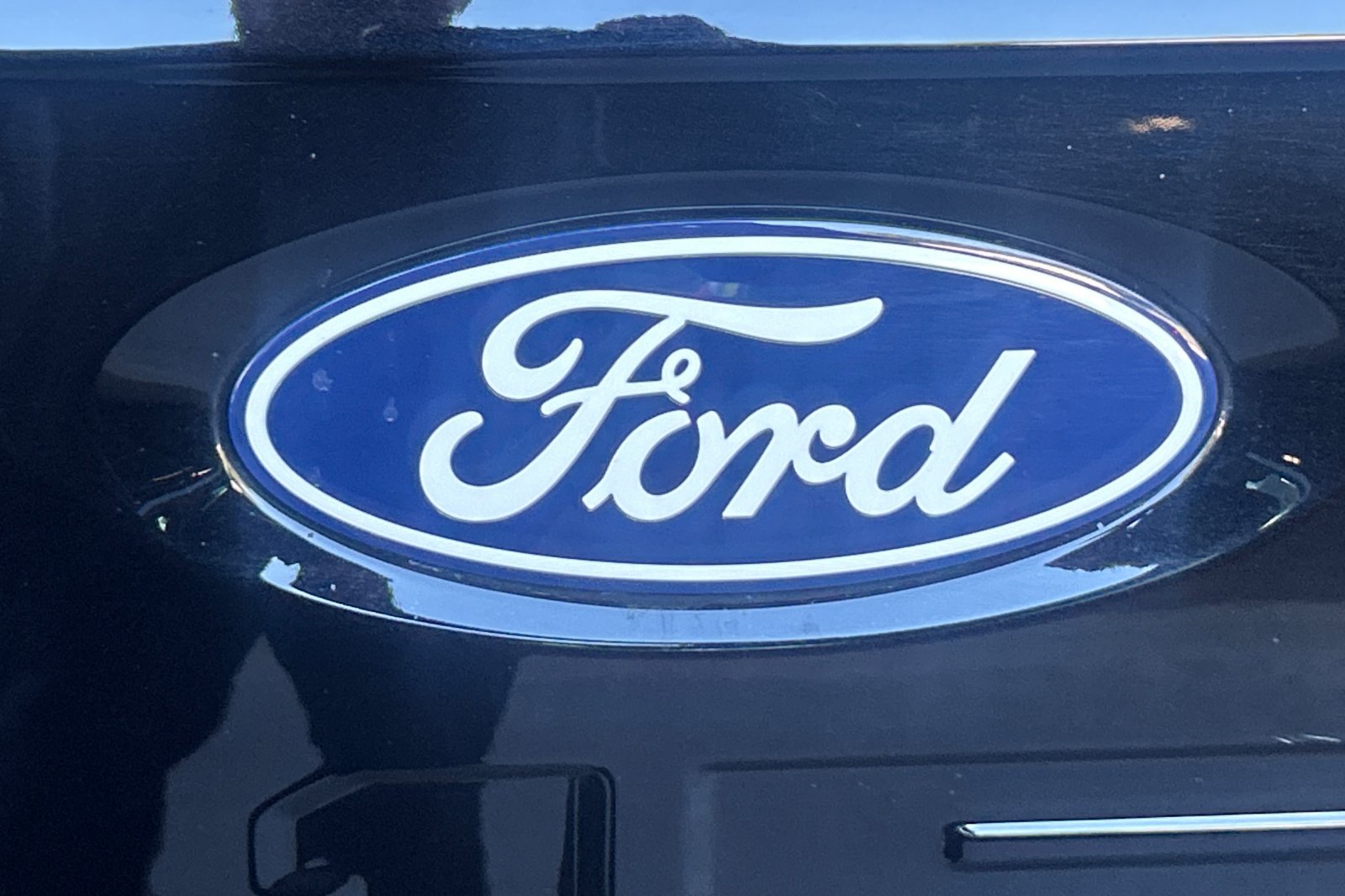 Used 2025 Agate Black Metallic Ford XLT image 24