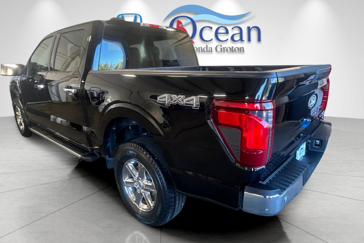 Used 2025 Agate Black Metallic Ford XLT image 5