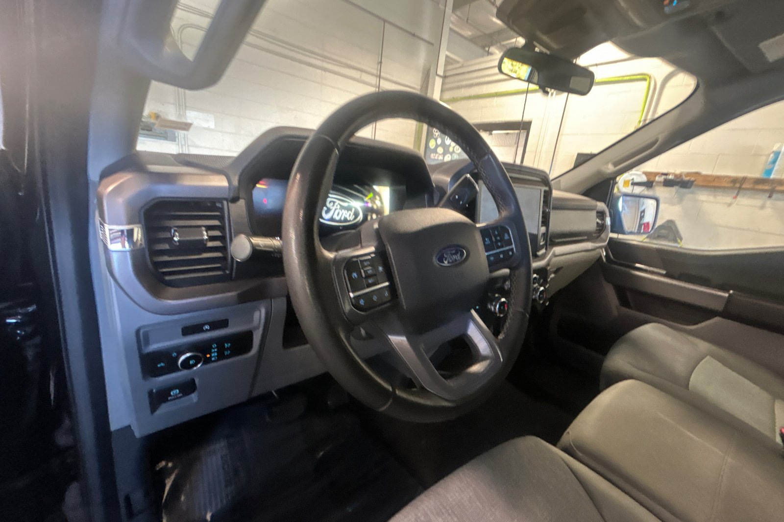 Used 2025 Agate Black Metallic Ford XLT image 9