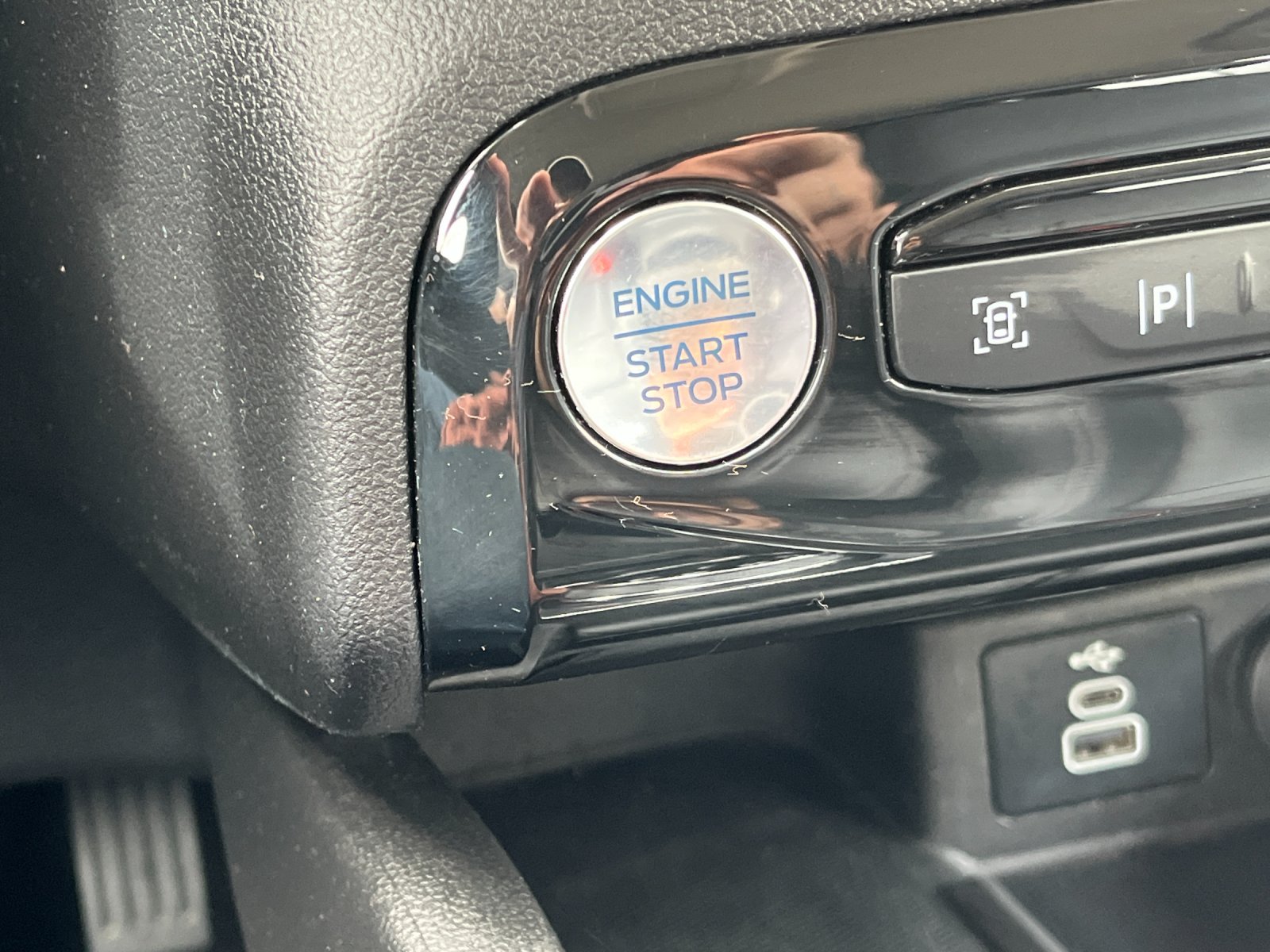 Used 2024 Carbonized Gray Metallic Ford Platinum image 24