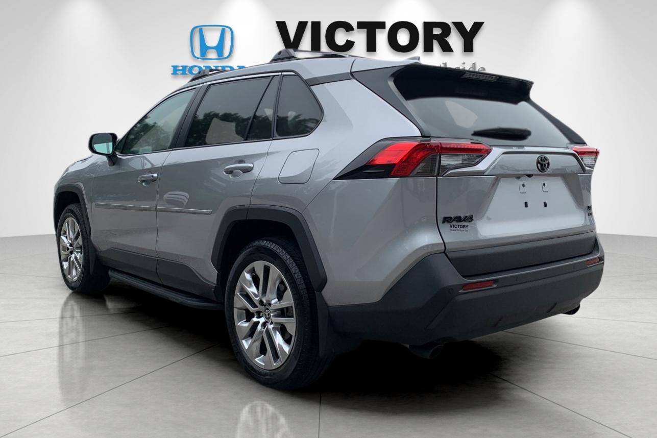 Used 2025 Silver Toyota XLE Premium image 3