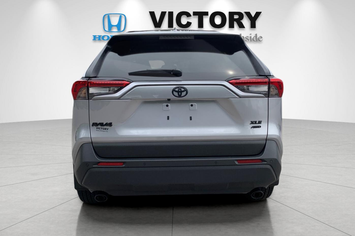 Used 2025 Silver Toyota XLE Premium image 4