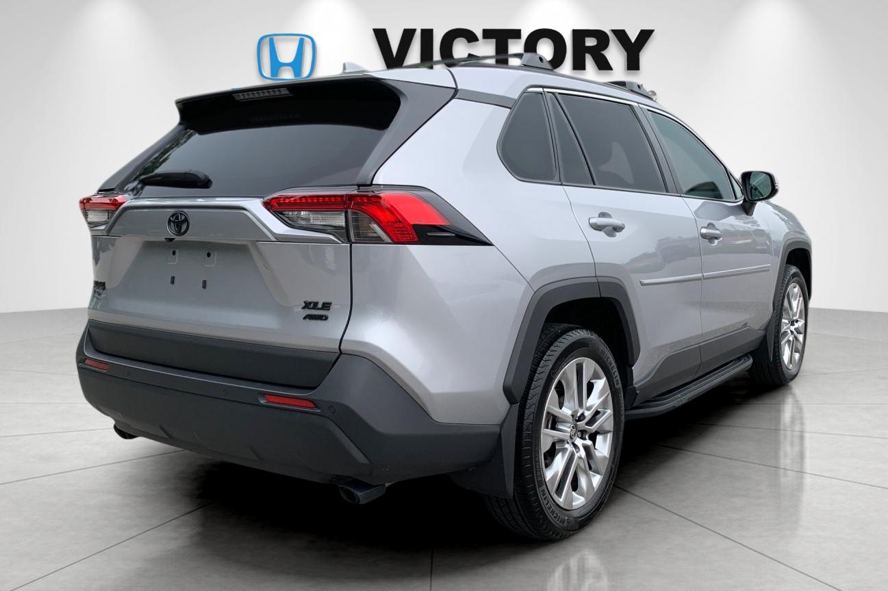 Used 2025 Silver Toyota XLE Premium image 5
