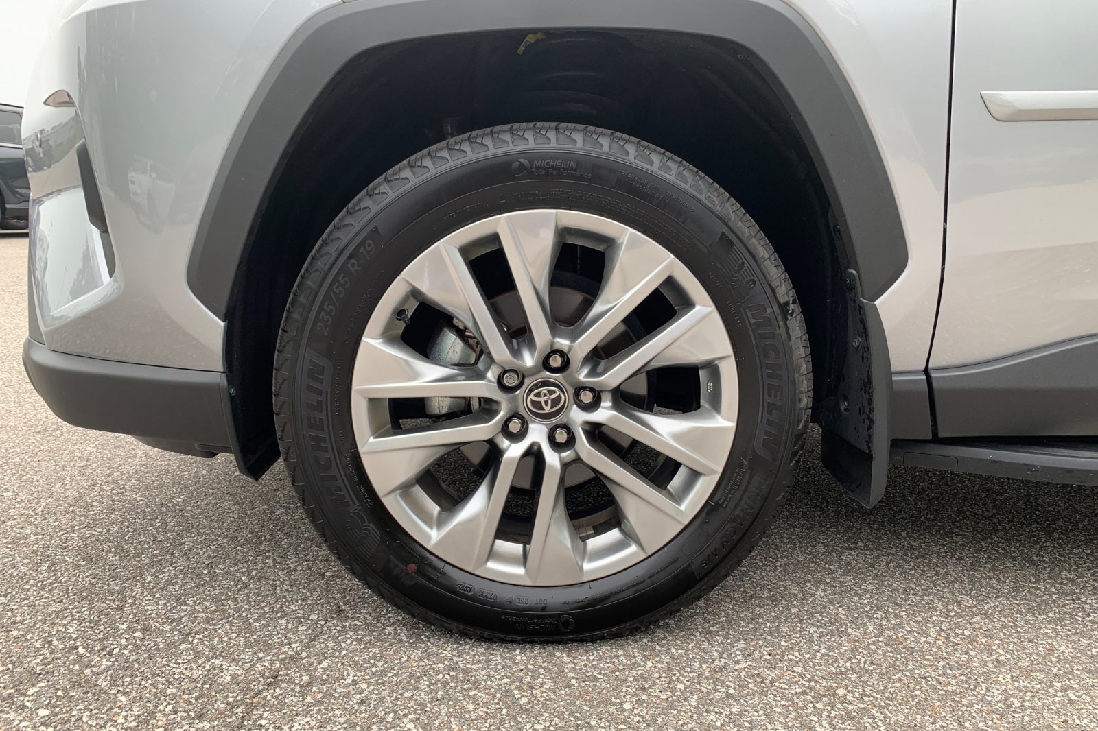 Used 2025 Silver Toyota XLE Premium image 34