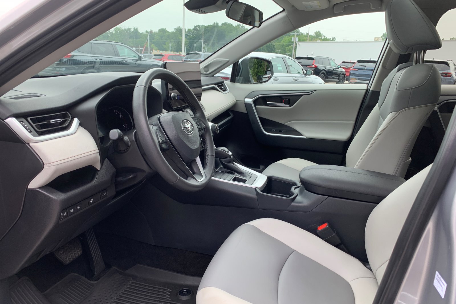 Used 2025 Silver Toyota XLE Premium image 10