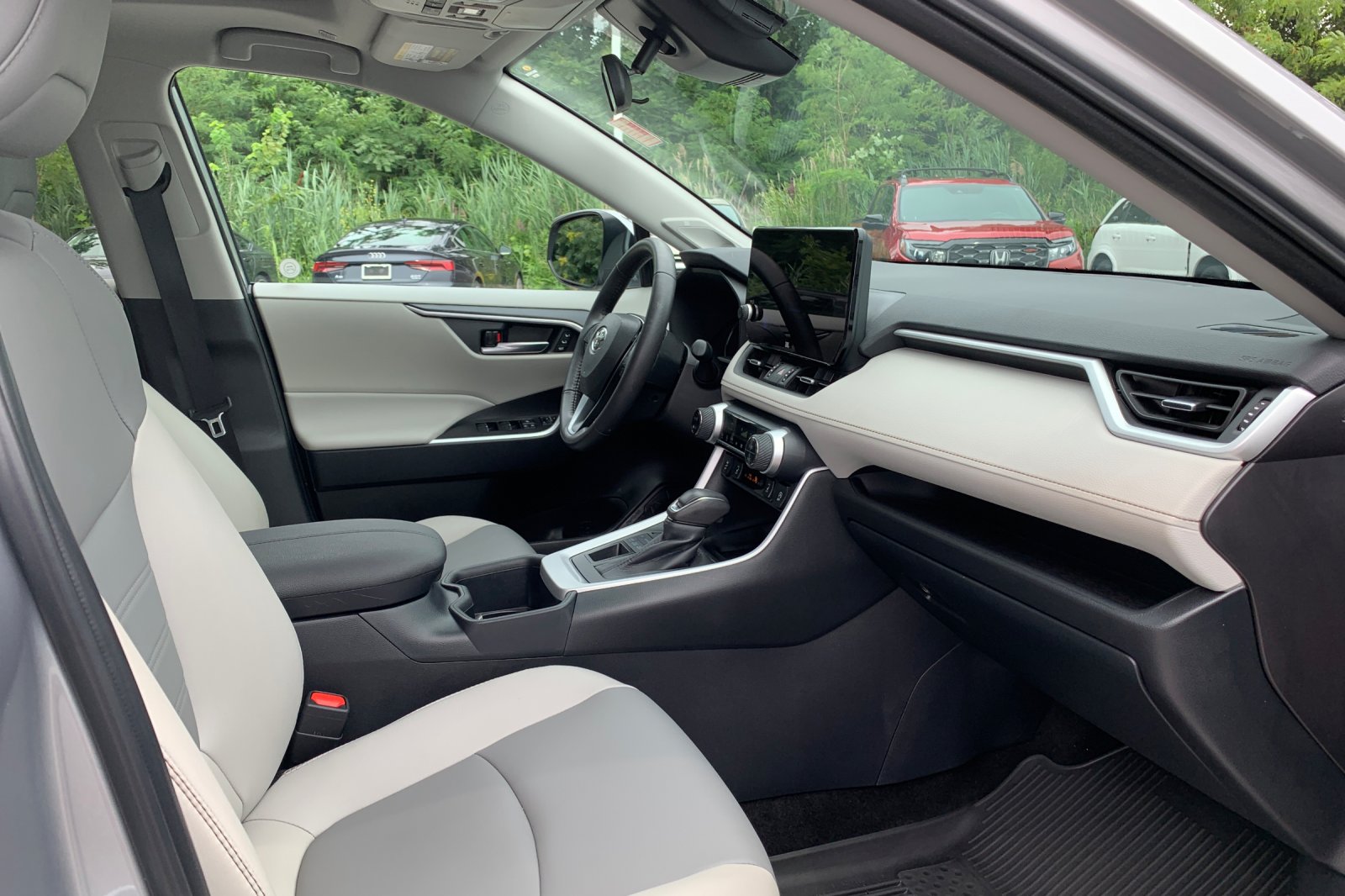 Used 2025 Silver Toyota XLE Premium image 18
