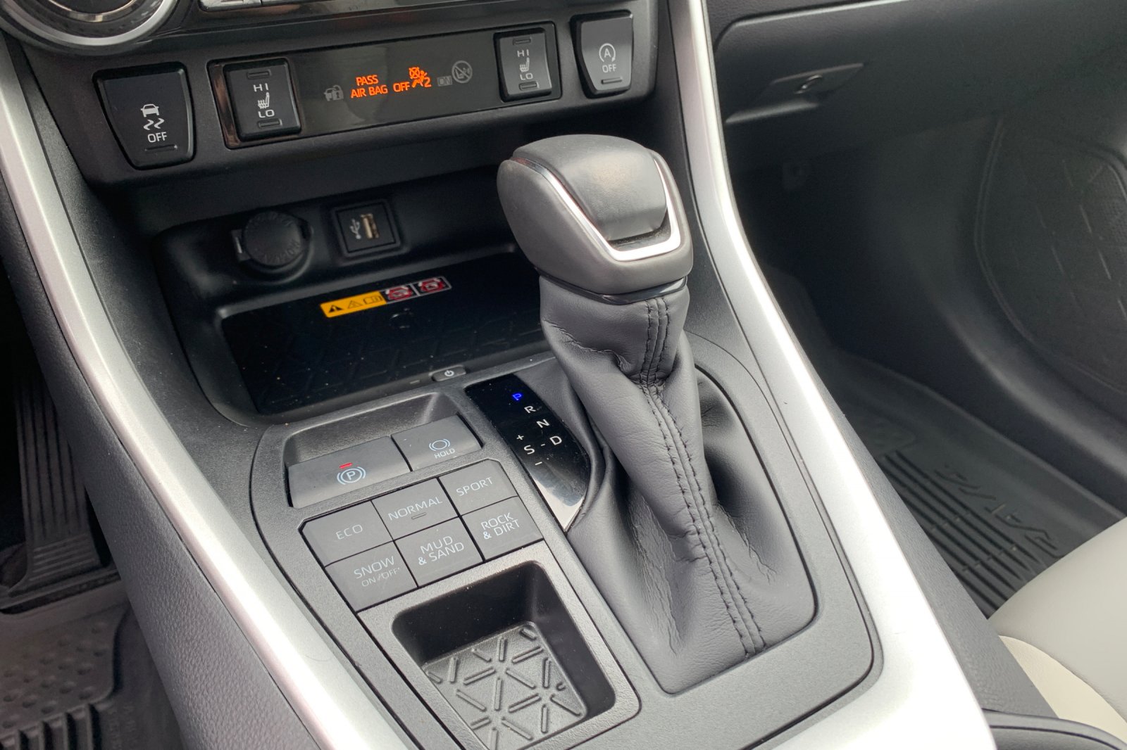 Used 2025 Silver Toyota XLE Premium image 26