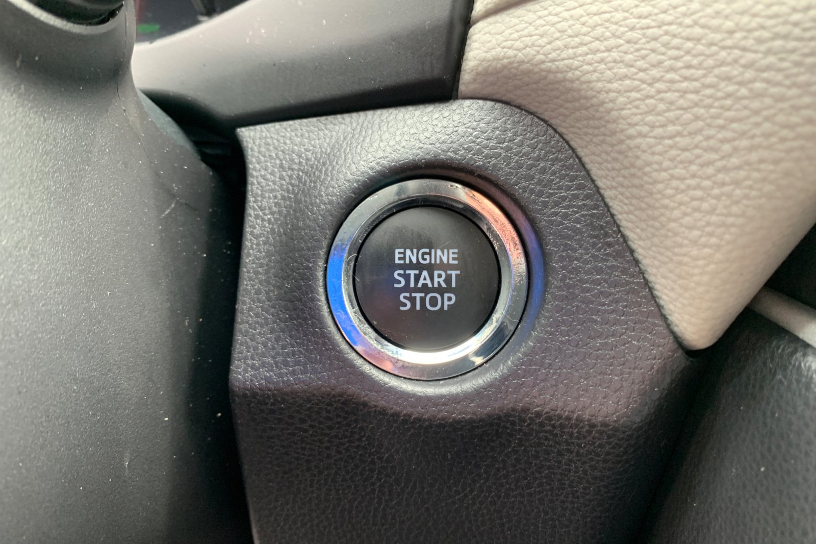 Used 2025 Silver Toyota XLE Premium image 27