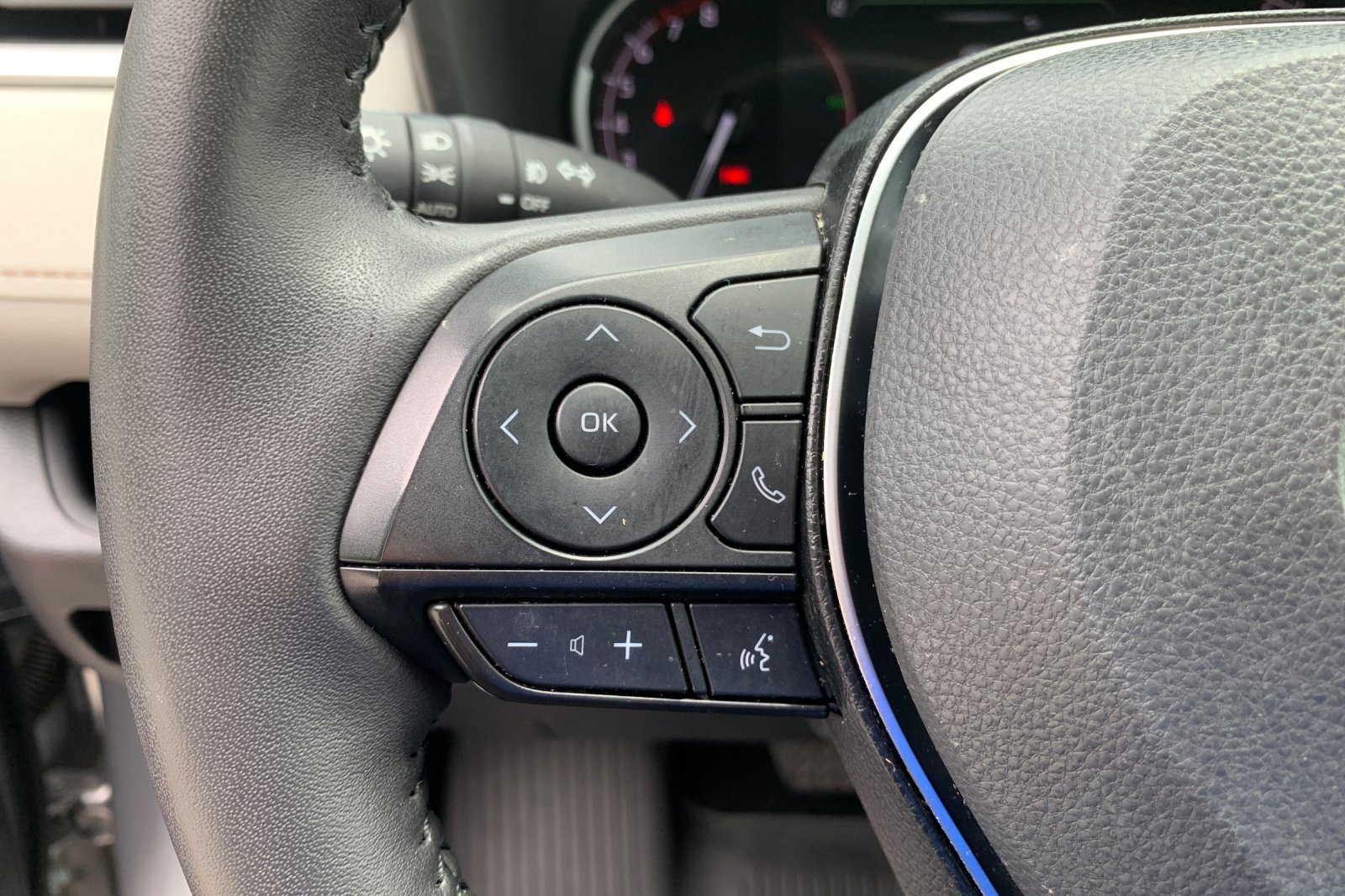 Used 2025 Silver Toyota XLE Premium image 29