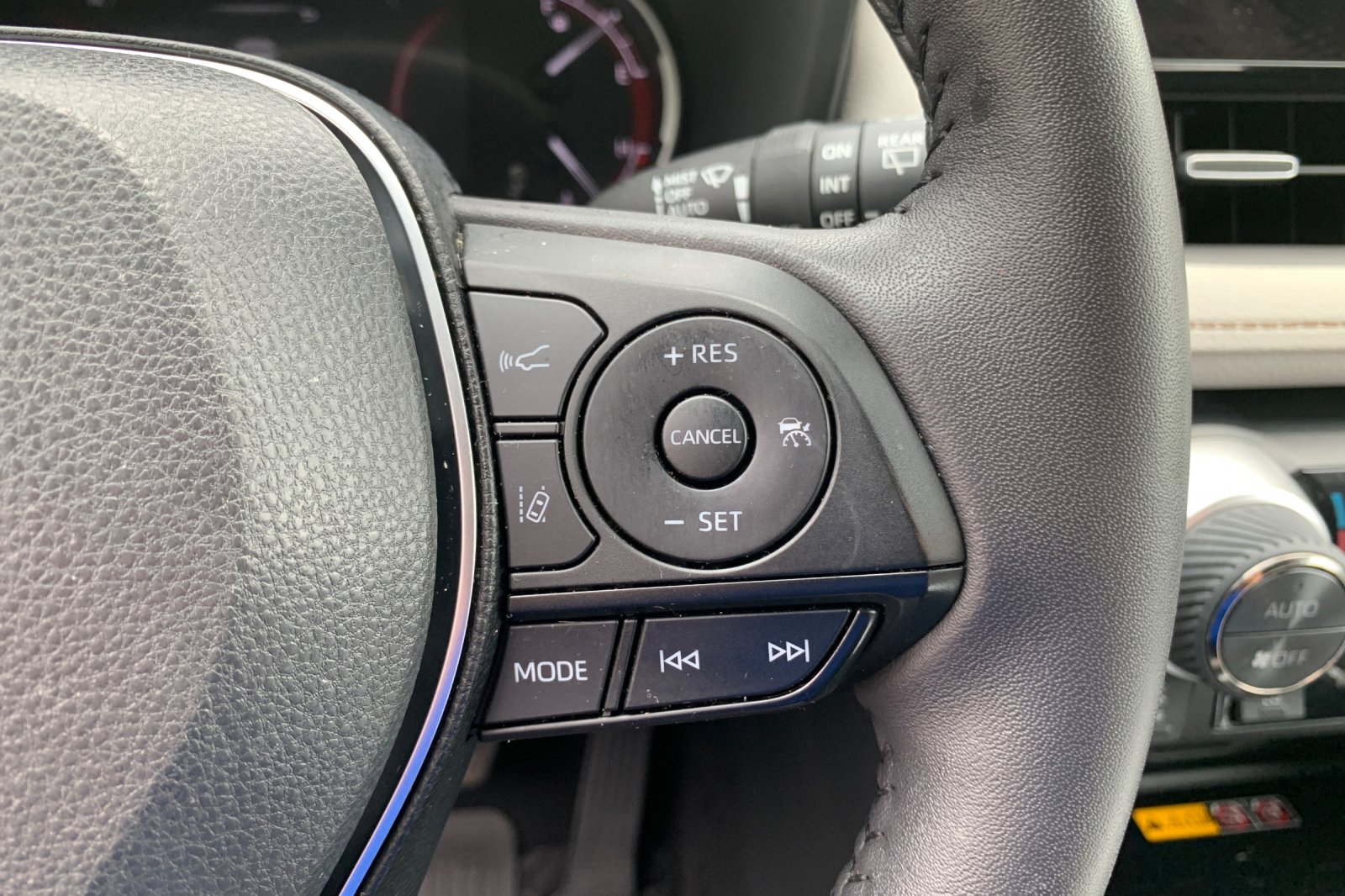 Used 2025 Silver Toyota XLE Premium image 30