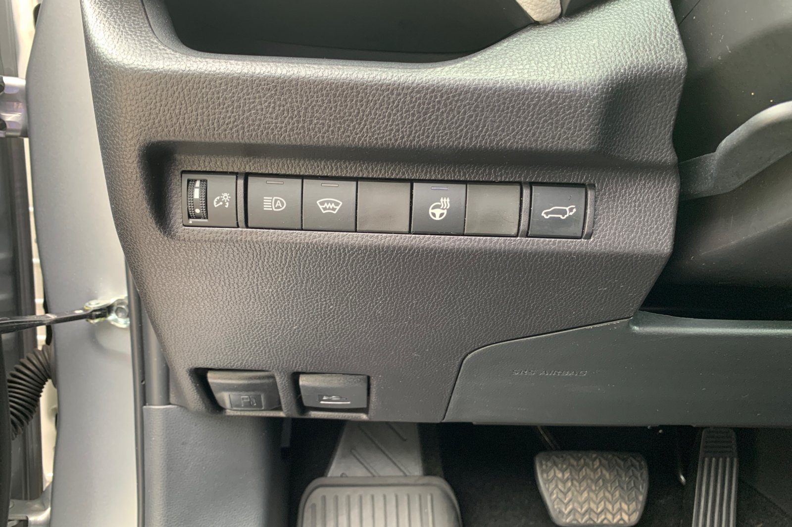 Used 2025 Silver Toyota XLE Premium image 33