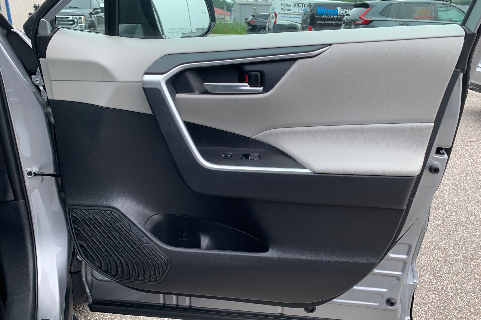 Used 2025 Silver Toyota XLE Premium image 20