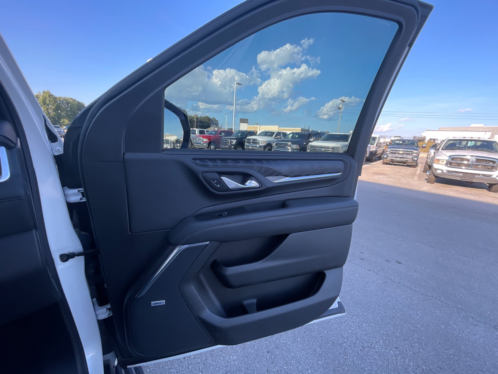 Used 2024 White GMC Denali image 22