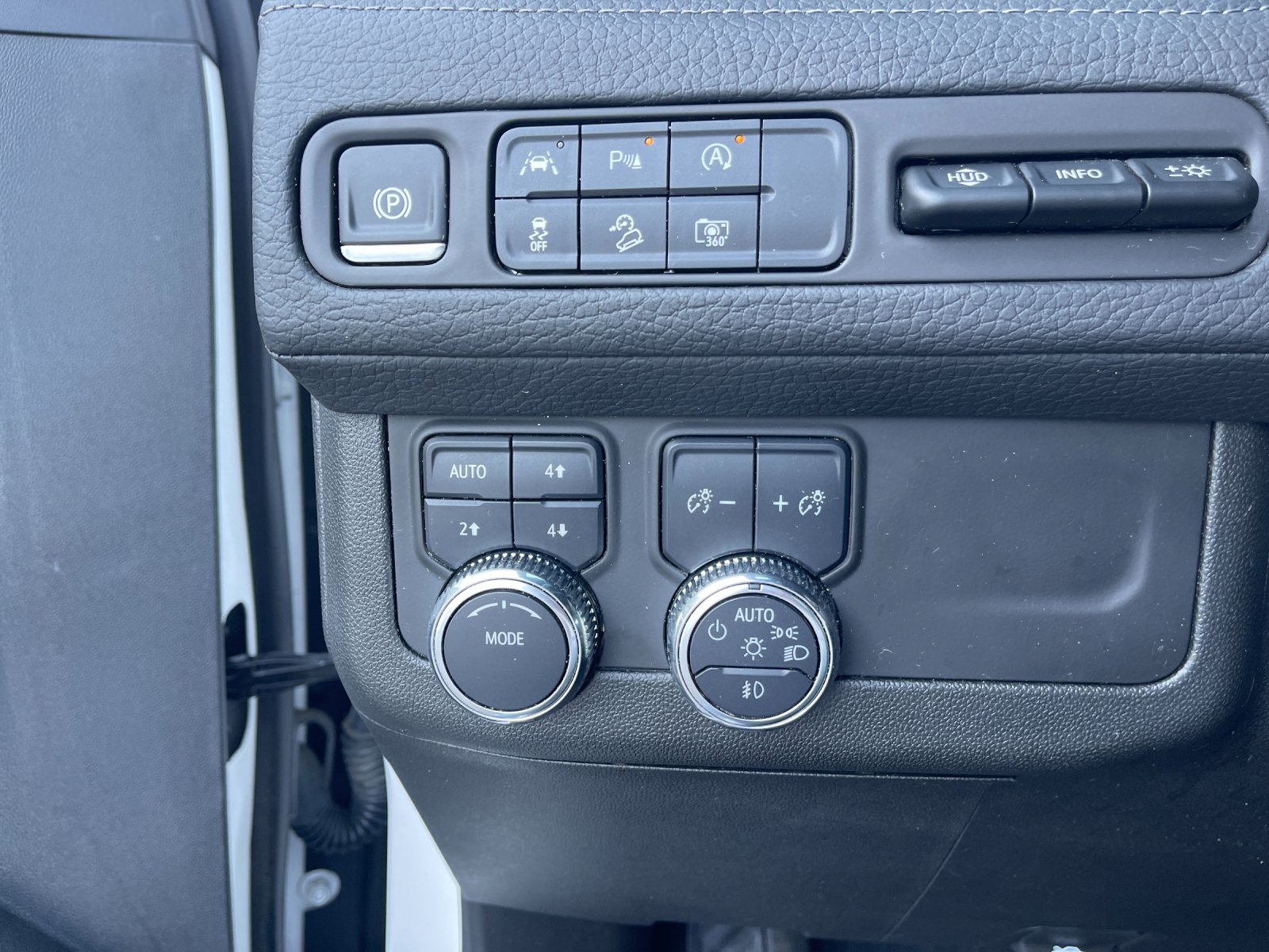 Used 2024 White GMC Denali image 35