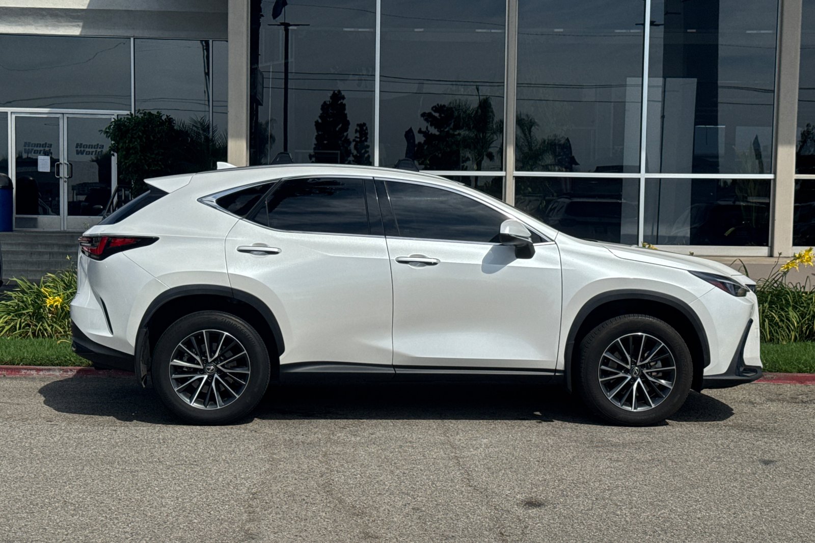 Used 2024 White Pearl Lexus 350h Premium image 4