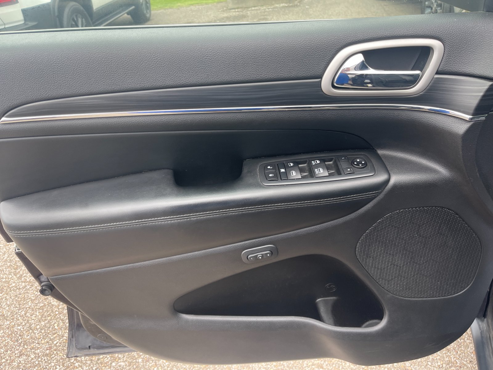Used 2020  Jeep Limited image 11