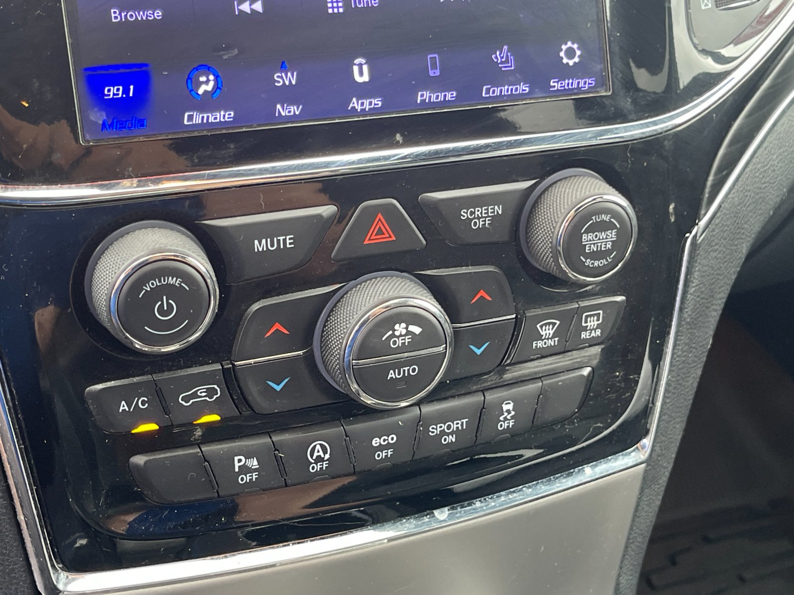 Used 2020  Jeep Limited image 22