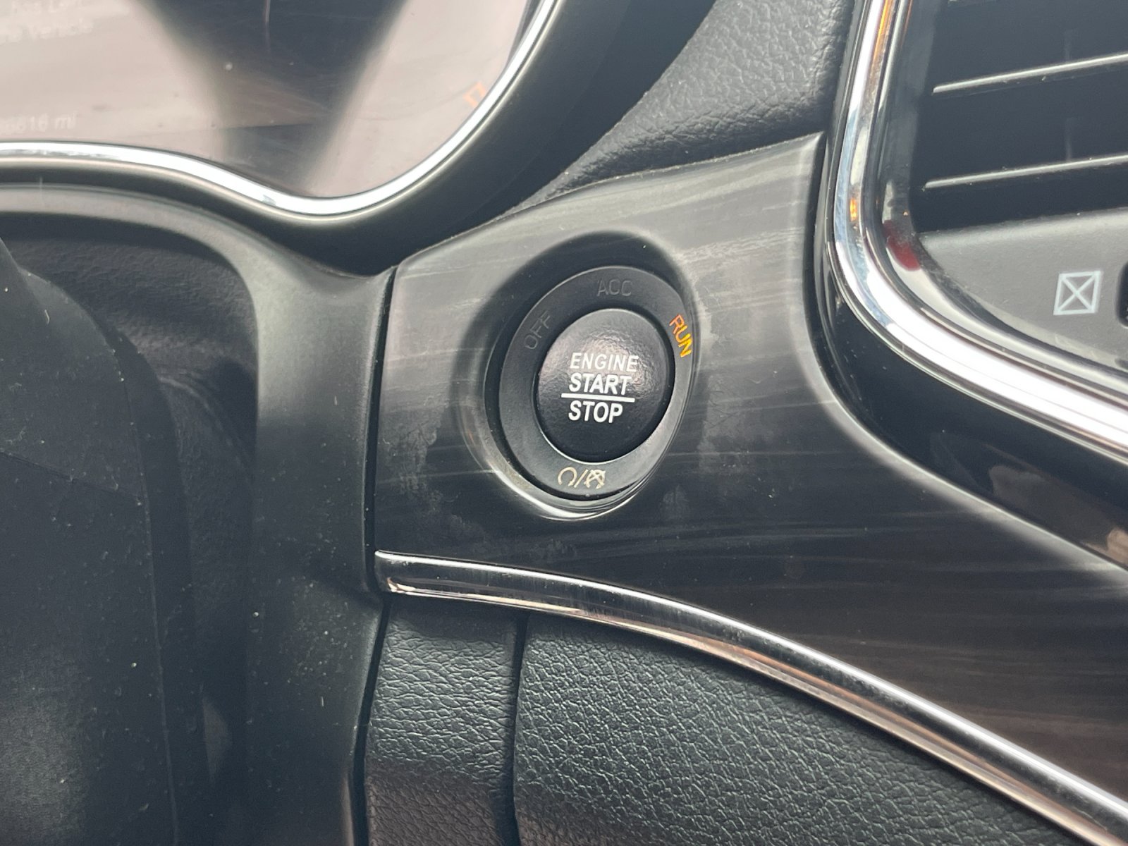 Used 2020  Jeep Limited image 24