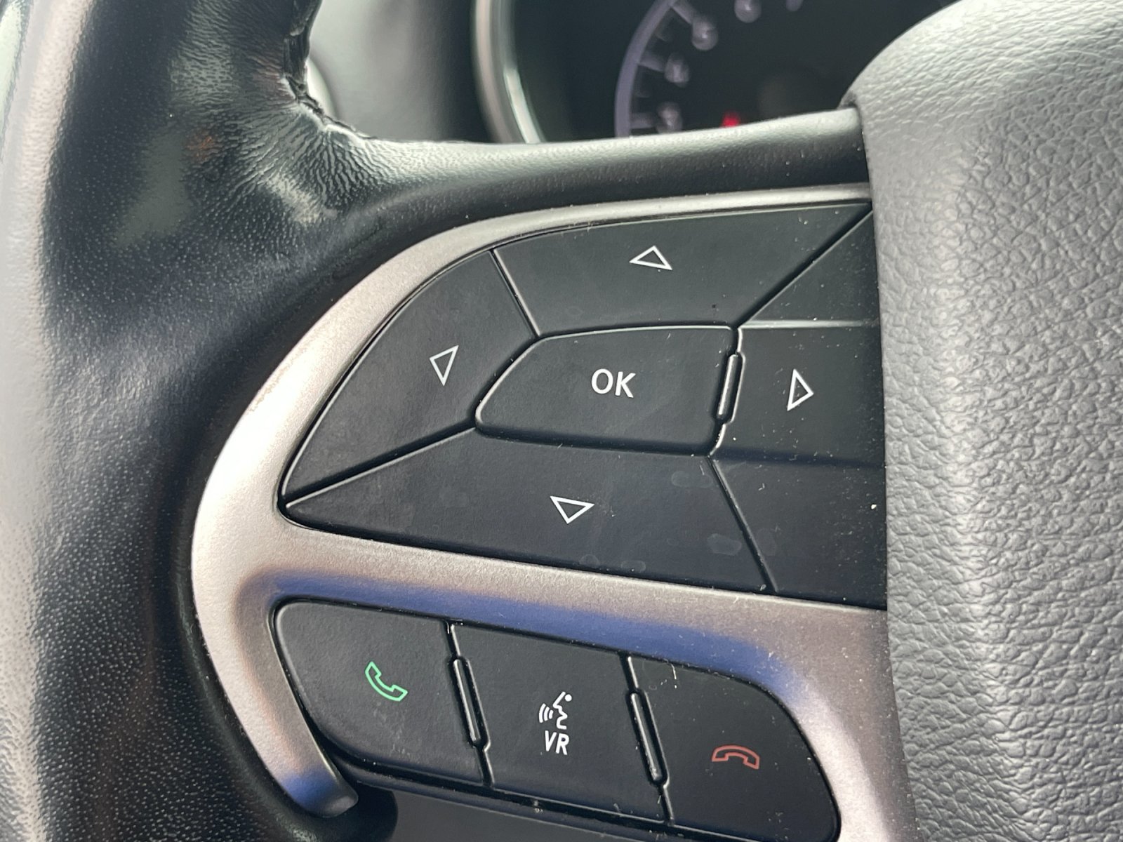 Used 2020  Jeep Limited image 26