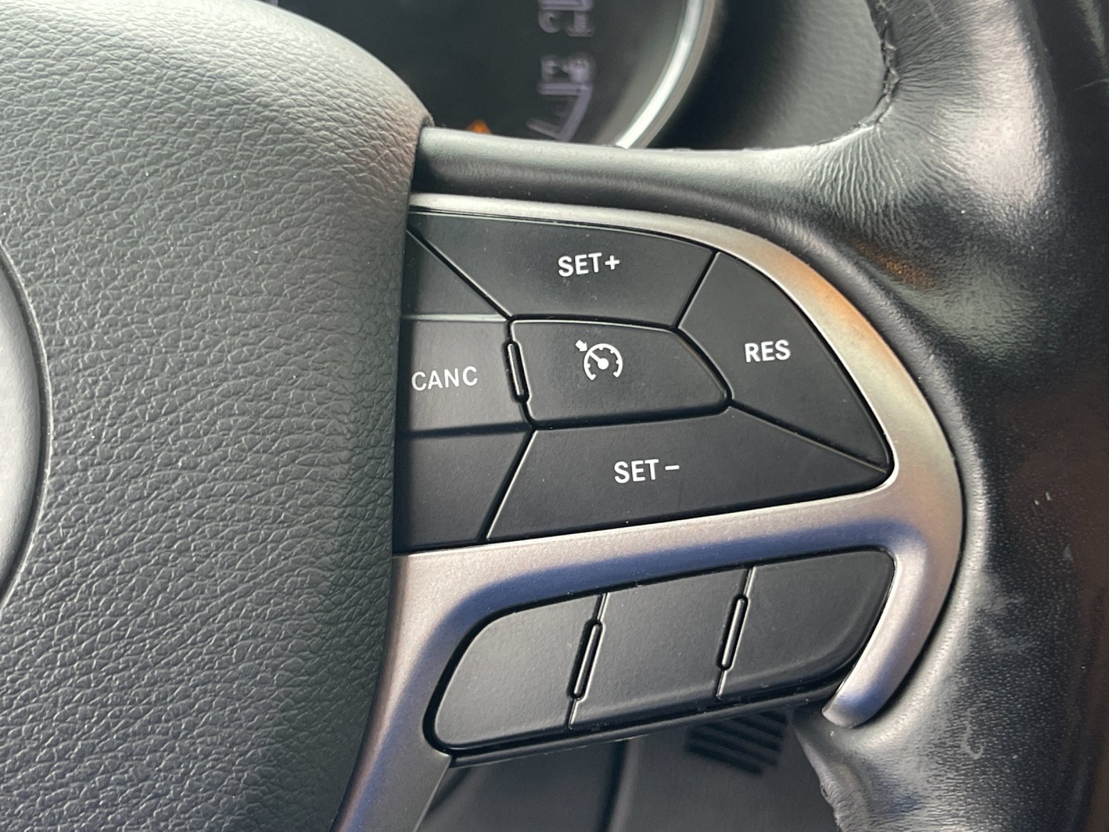 Used 2020  Jeep Limited image 27