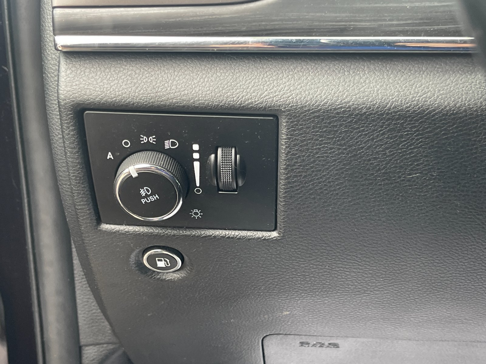 Used 2020  Jeep Limited image 28