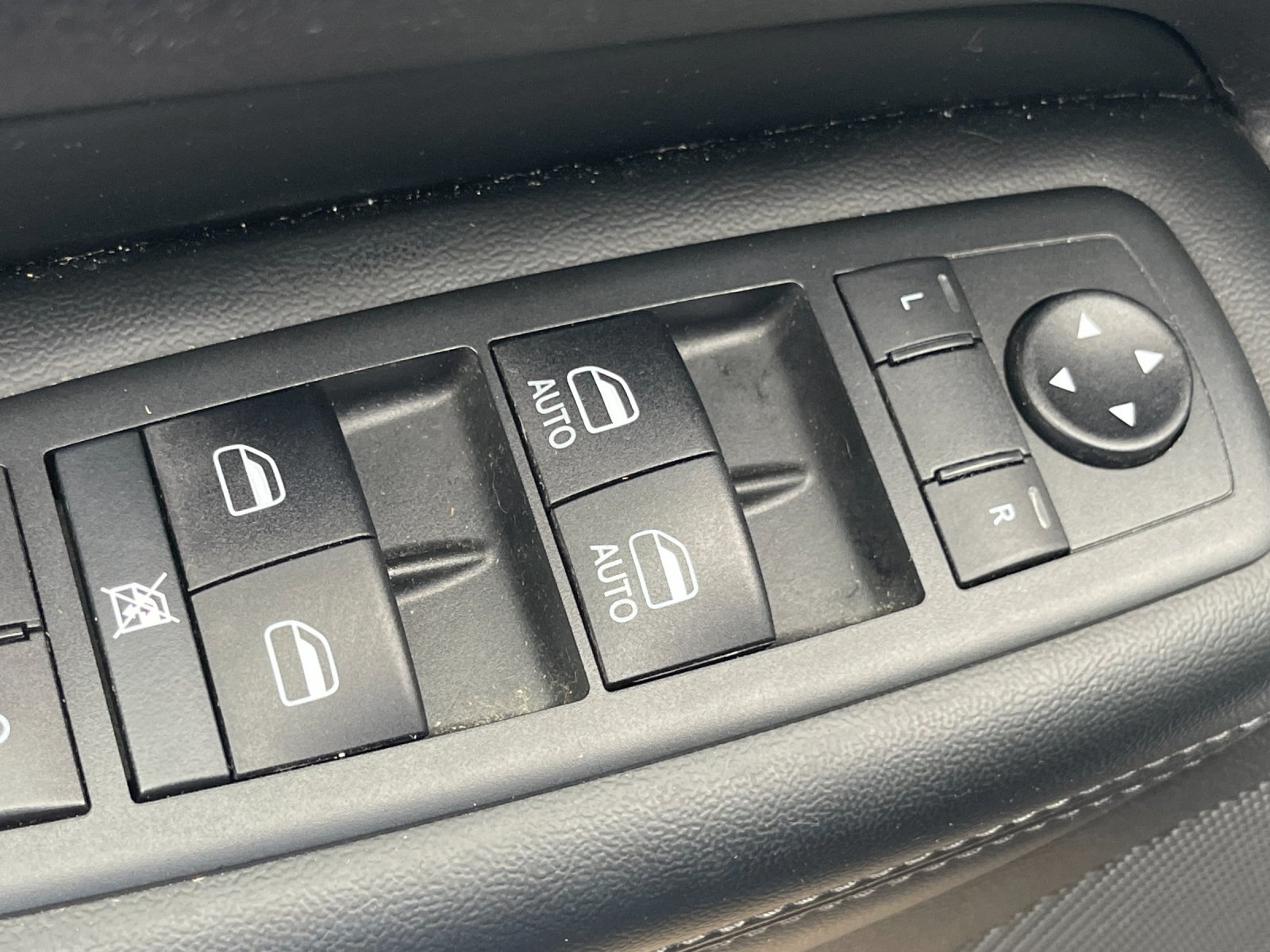Used 2020  Jeep Limited image 12