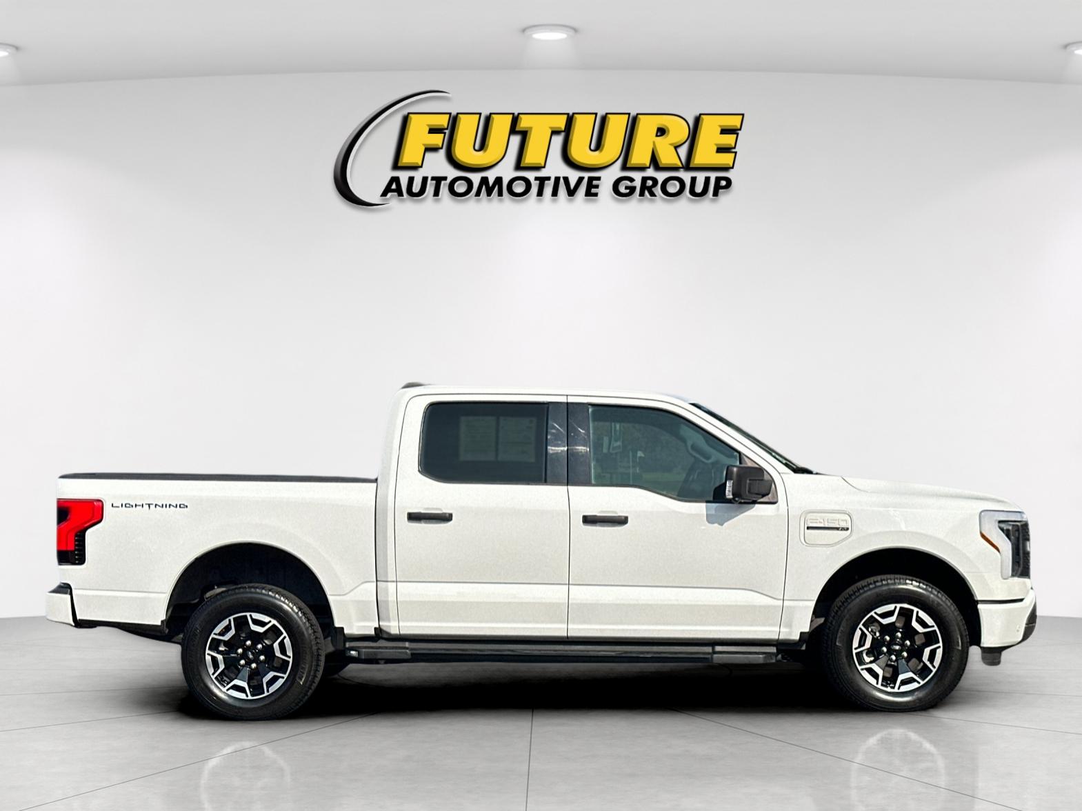 Used 2023 White Ford XLT image 2