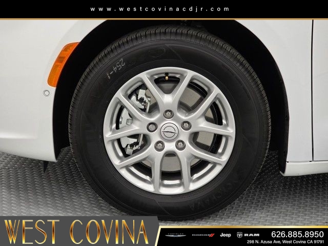 New 2025 Bright White Clear-Coat Exterior Paint Chrysler Select image 9