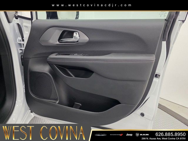 New 2025 Bright White Clear-Coat Exterior Paint Chrysler Select image 15