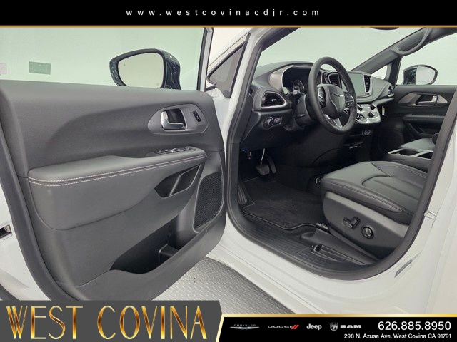 New 2025 Bright White Clear-Coat Exterior Paint Chrysler Select image 24
