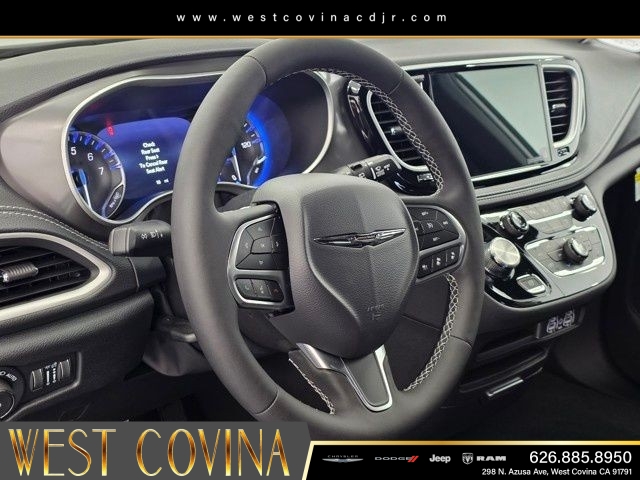 New 2025 Bright White Clear-Coat Exterior Paint Chrysler Select image 28