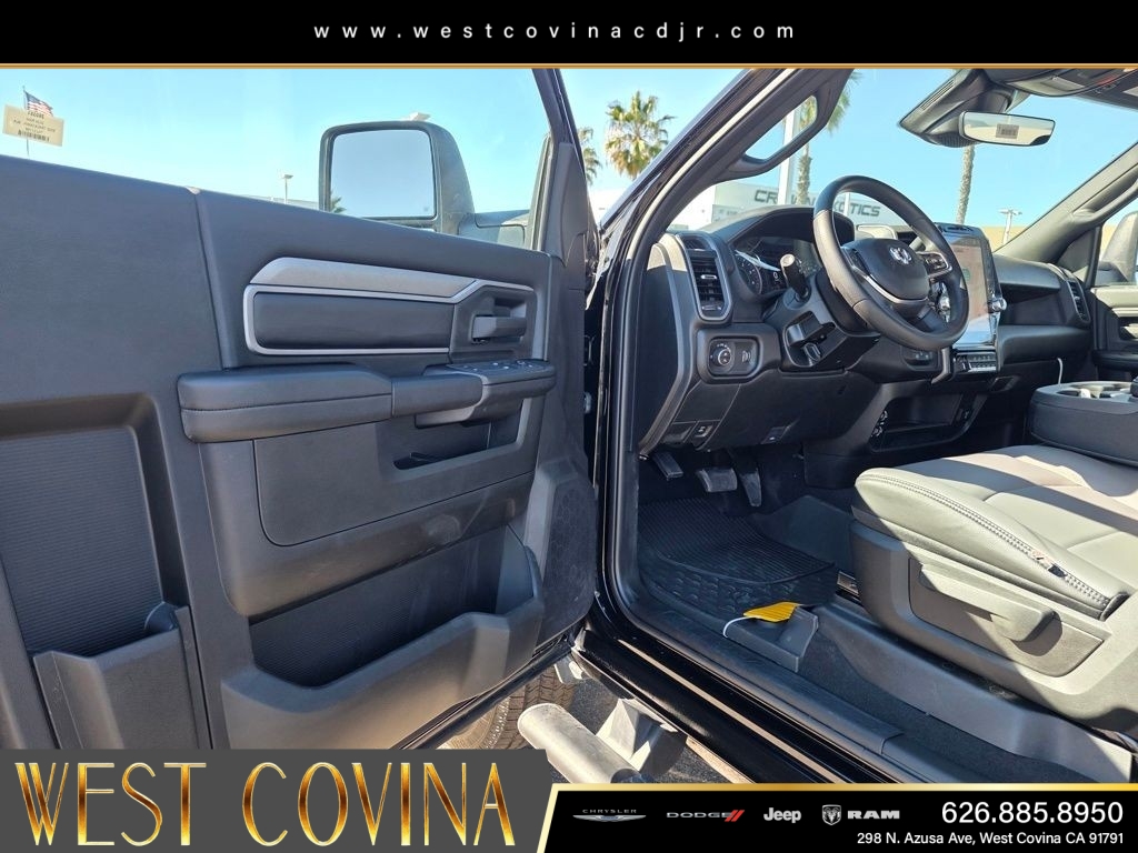 New 2026 Diamond Black Crystal Pearl-Coat Exterior Paint RAM Tradesman image 11