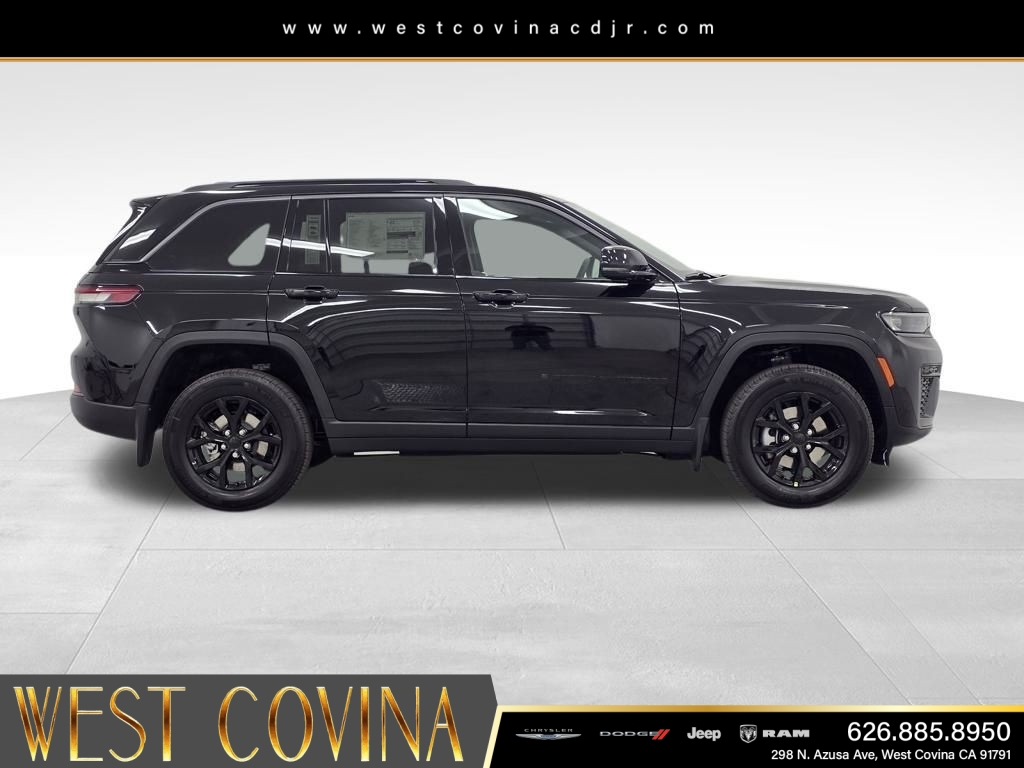 New 2026 Diamond Black Crystal Pearlcoat Jeep Laredo image 4