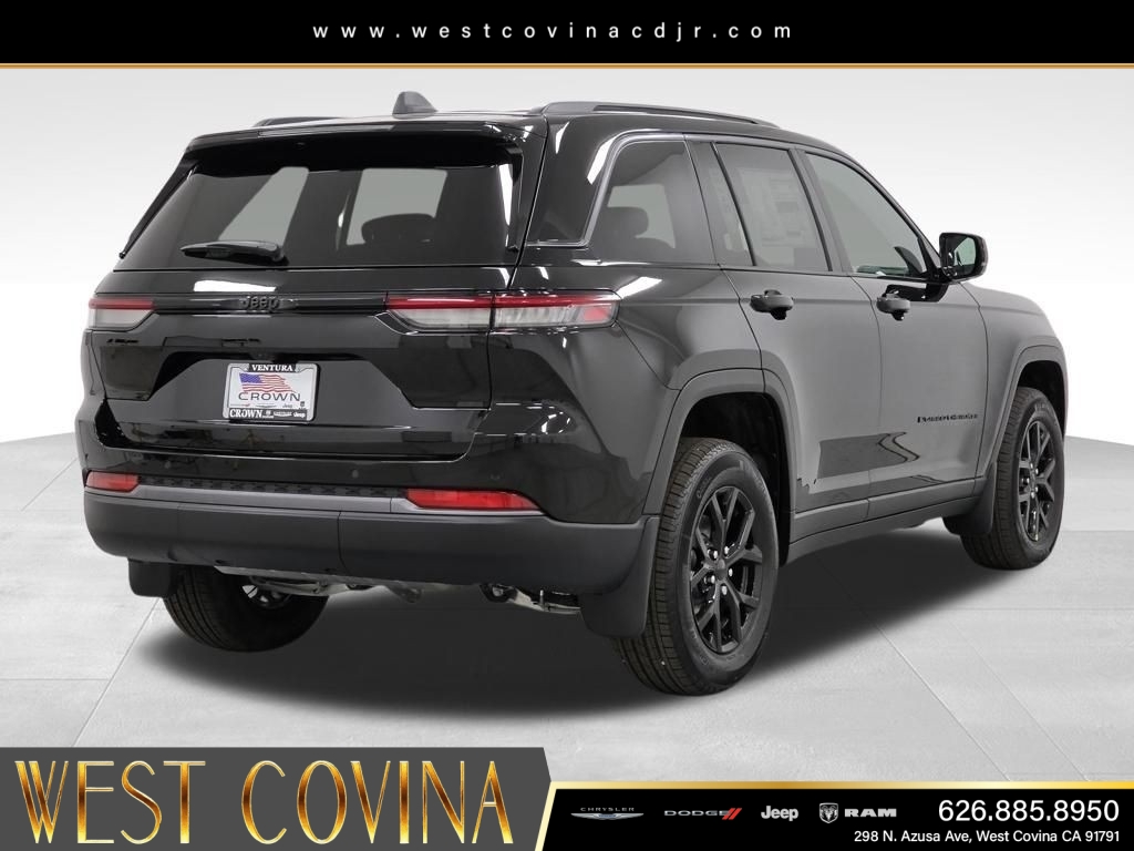 New 2026 Diamond Black Crystal Pearlcoat Jeep Laredo image 5