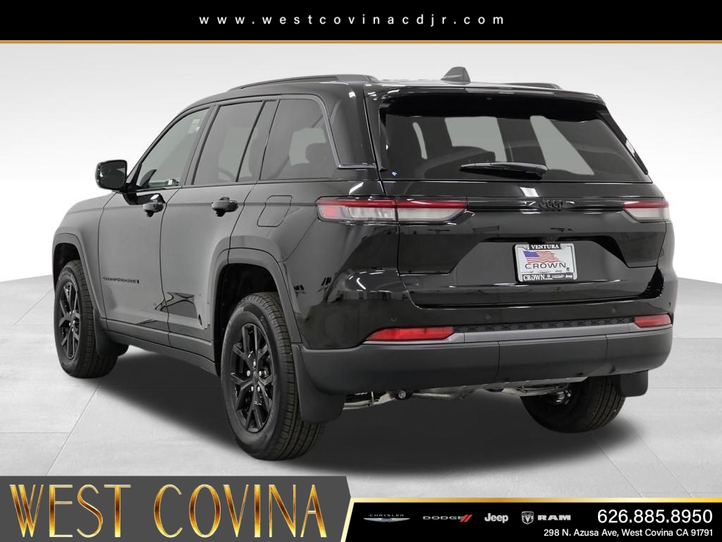 New 2026 Diamond Black Crystal Pearlcoat Jeep Laredo image 7