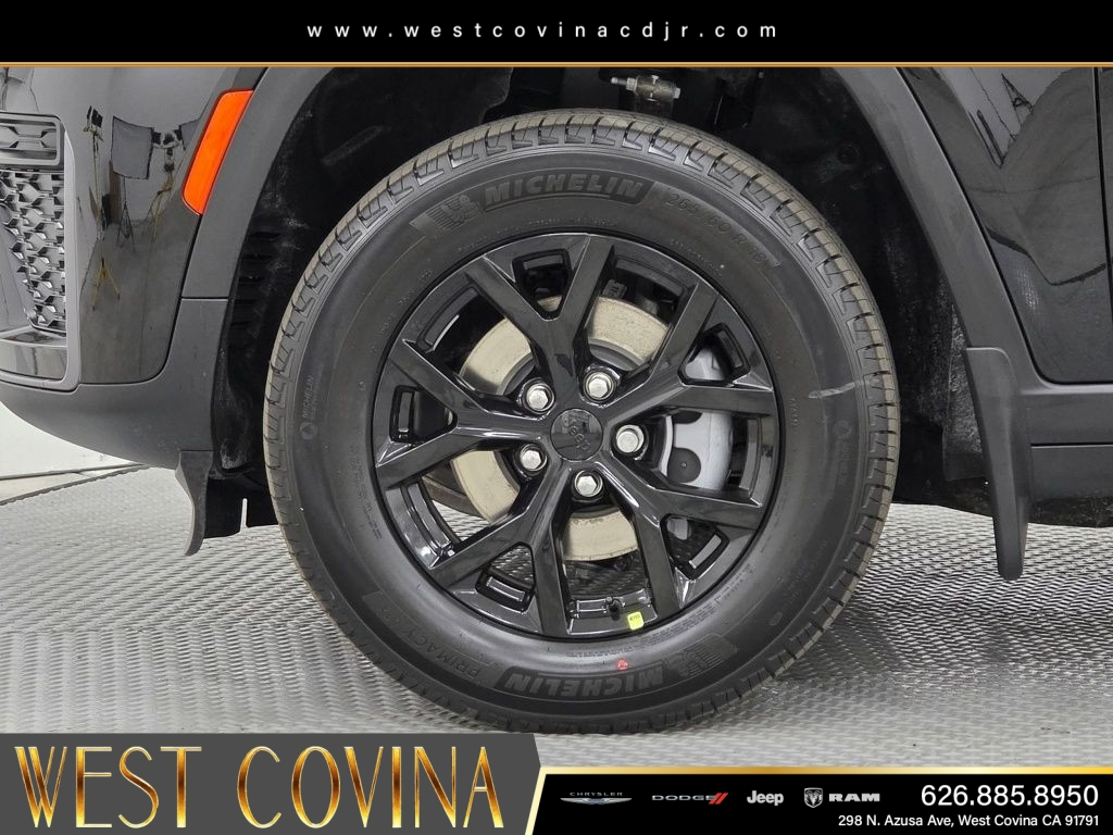 New 2026 Diamond Black Crystal Pearlcoat Jeep Laredo image 9