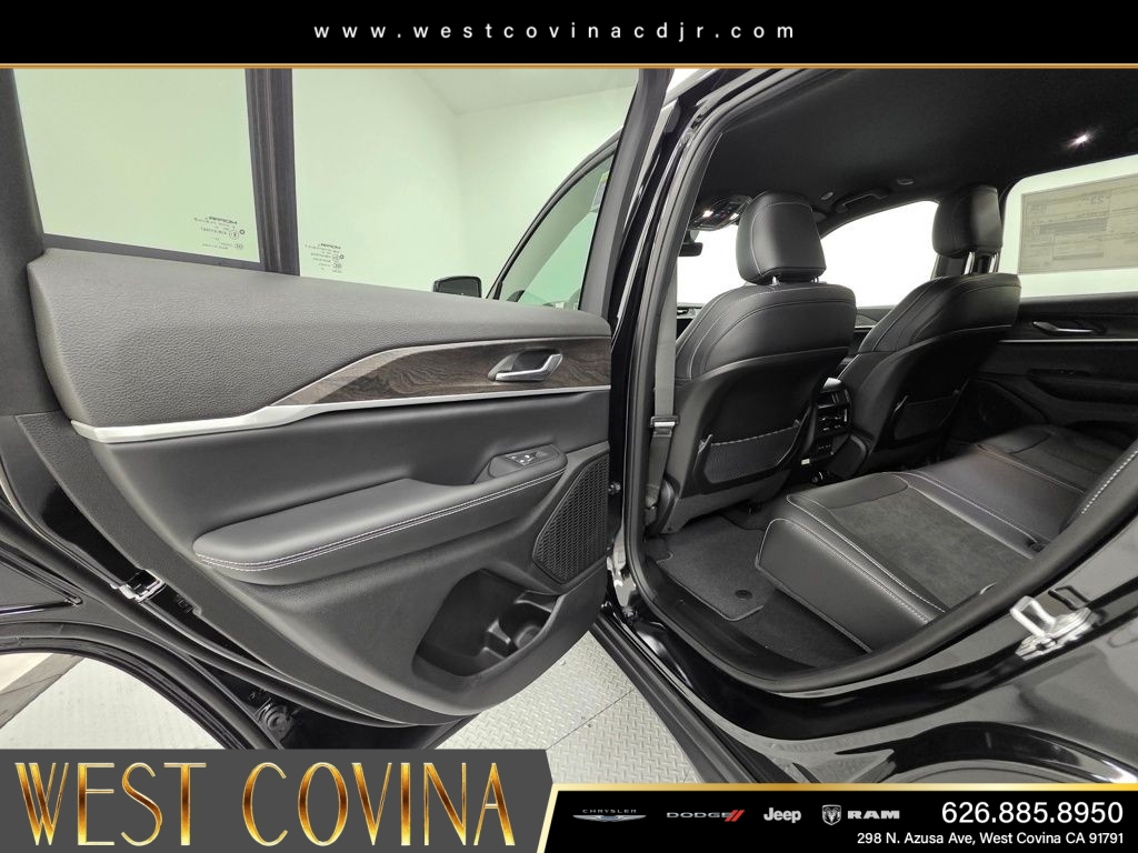 New 2026 Diamond Black Crystal Pearlcoat Jeep Laredo image 10