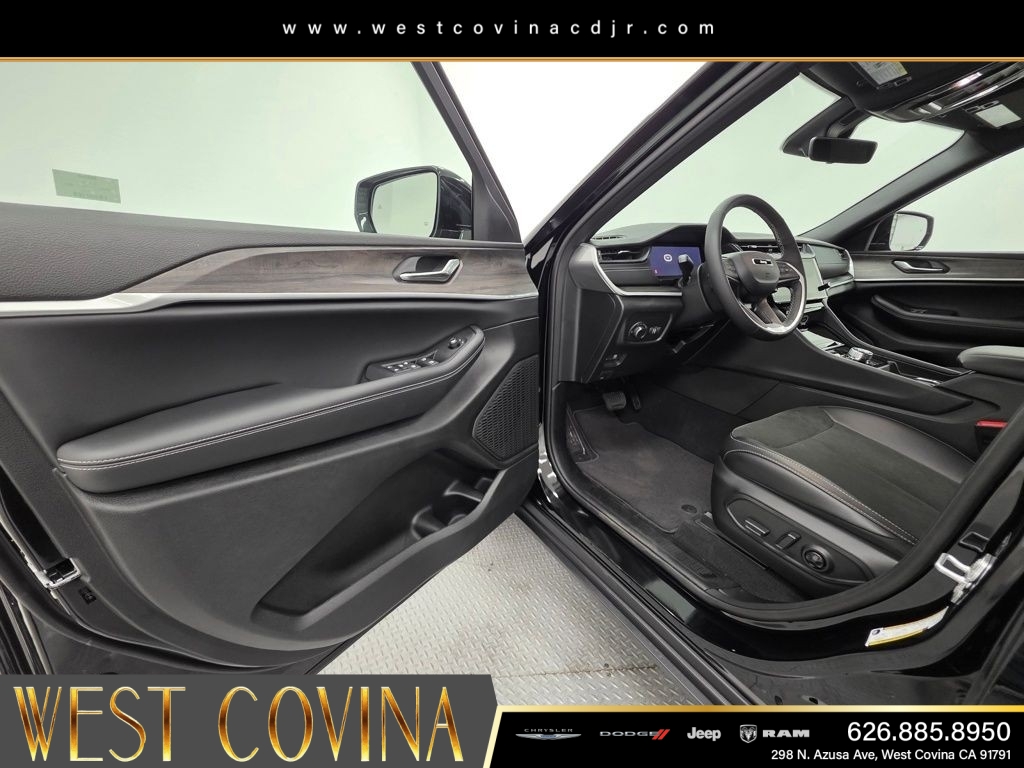 New 2026 Diamond Black Crystal Pearlcoat Jeep Laredo image 15