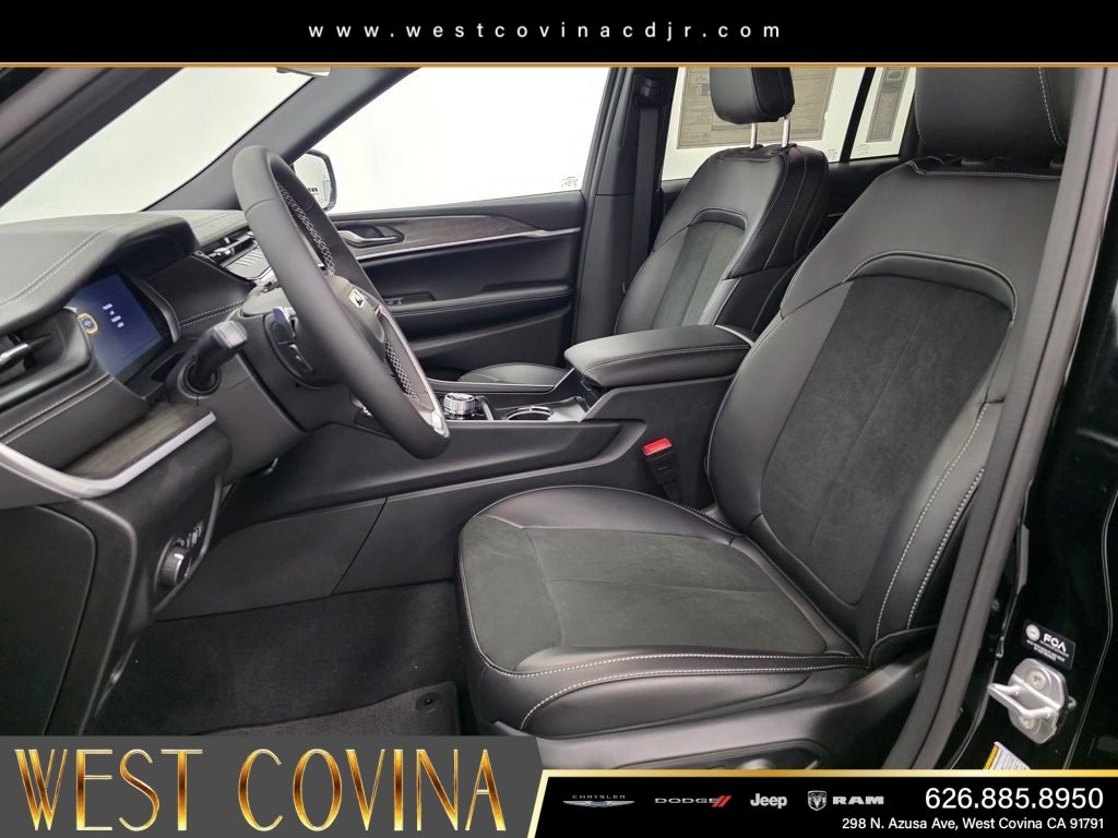New 2026 Diamond Black Crystal Pearlcoat Jeep Laredo image 16