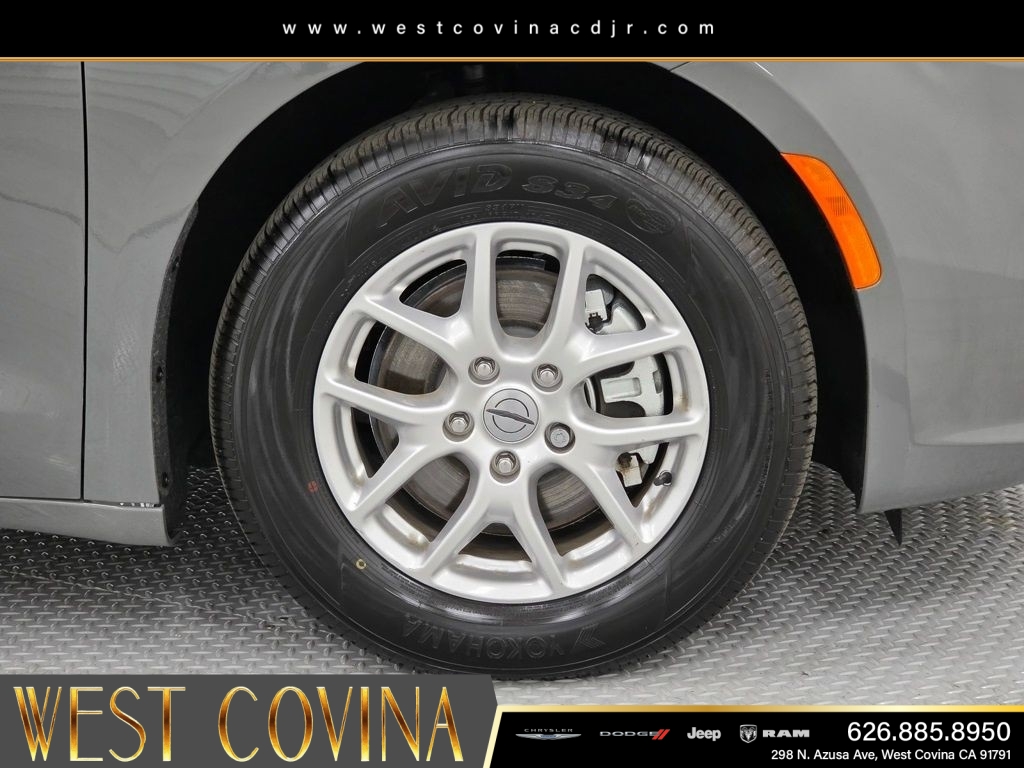 New 2025 Ceramic Gray Clear-Coat Exterior Paint Chrysler Select image 9